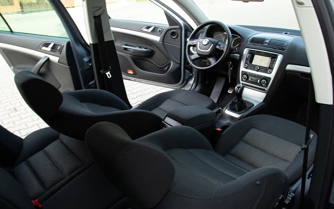 Skoda Octavia cena 29900 przebieg: 318000, rok produkcji 2012 z Kłodawa małe 562